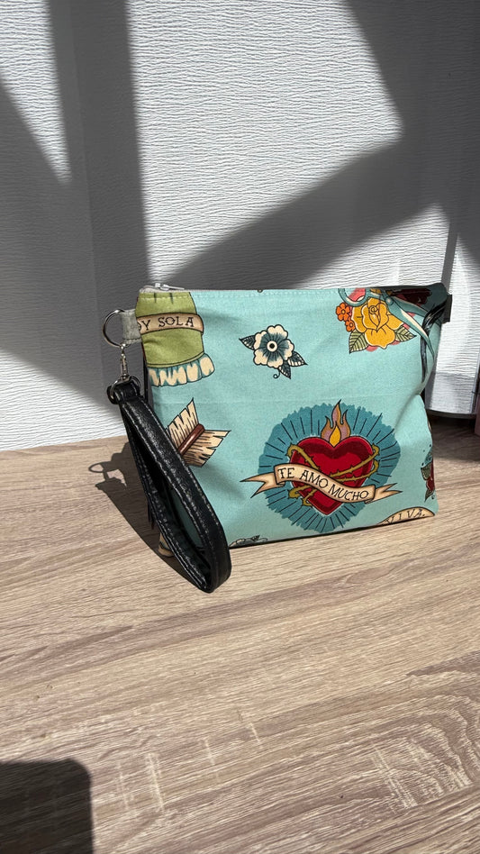Sacred Hearts “Te Amo Mucho” Zipper Bag (blue)