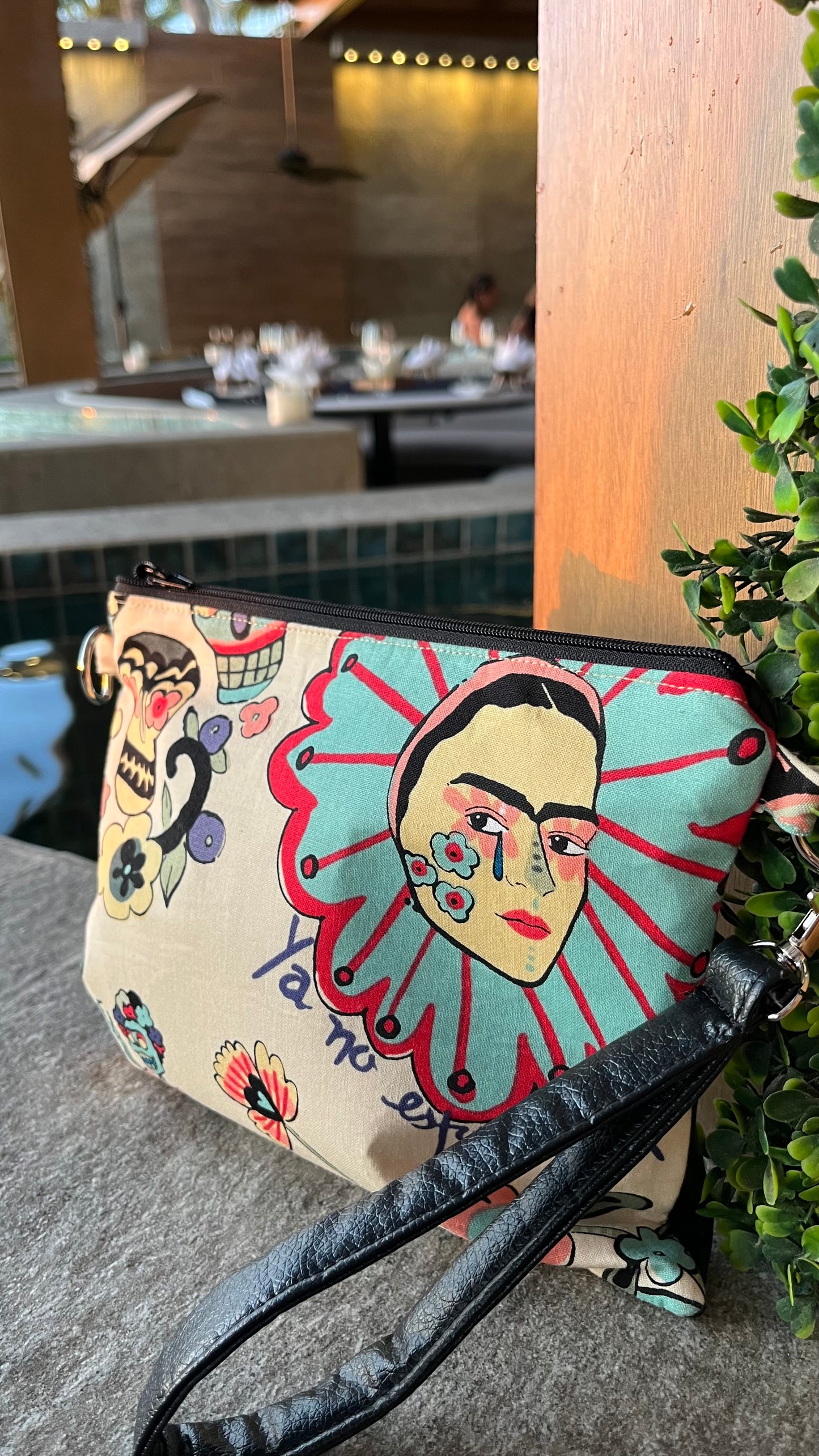 Frida “Ya no estoy sola” Zipper Bag (beige)