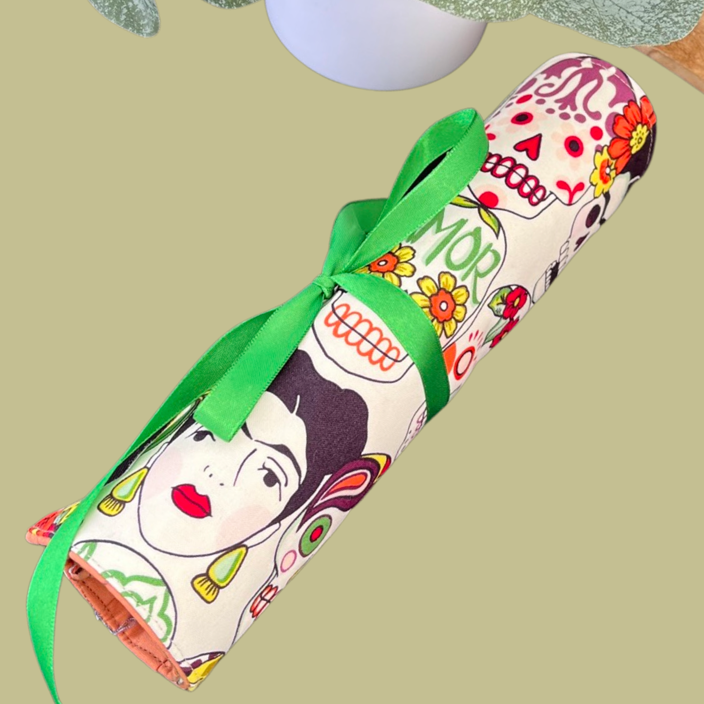 Frida y Calaveras brush roll and makeup bag (beige)
