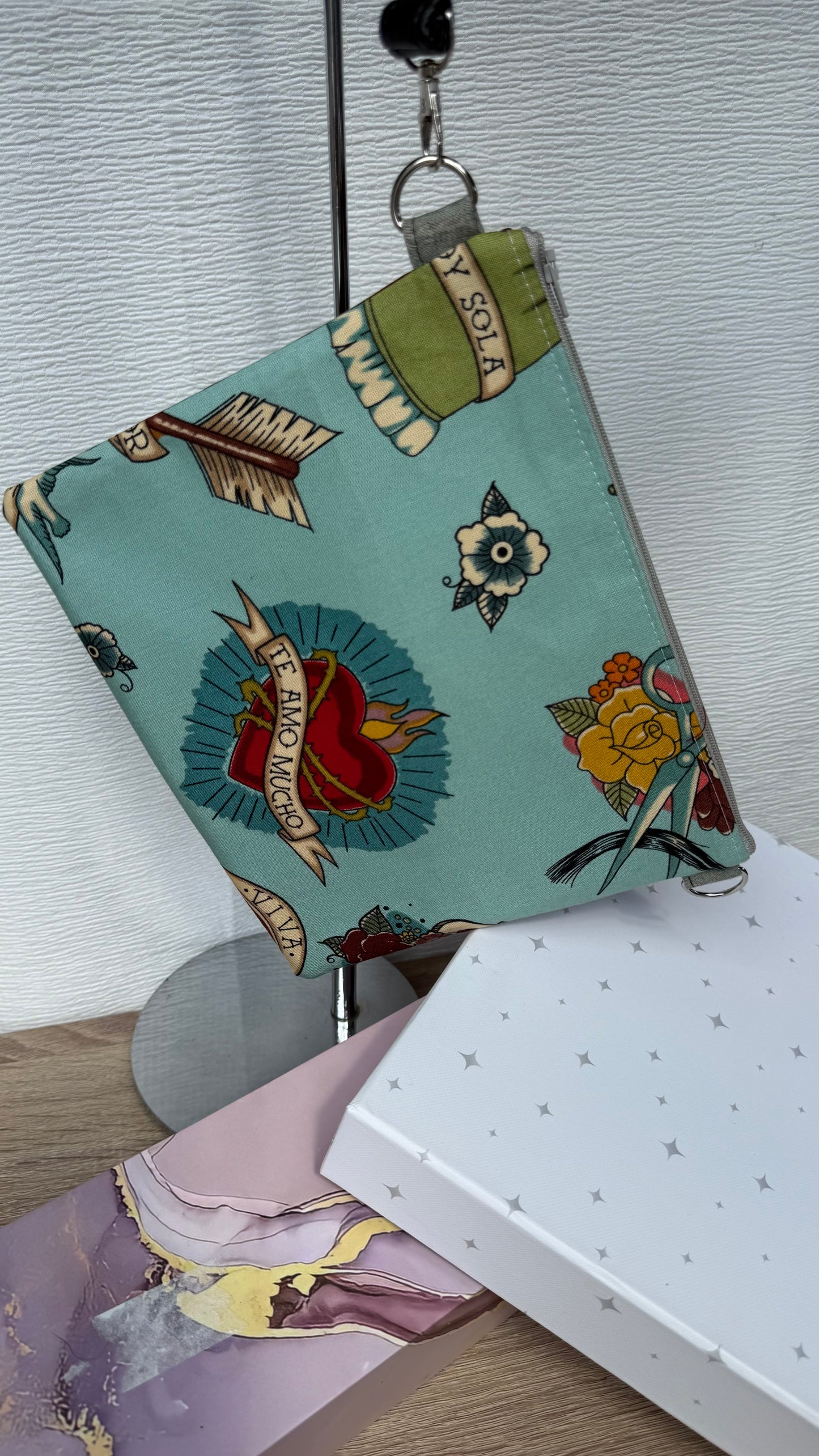 Sacred Hearts “Te Amo Mucho” Zipper Bag (blue)