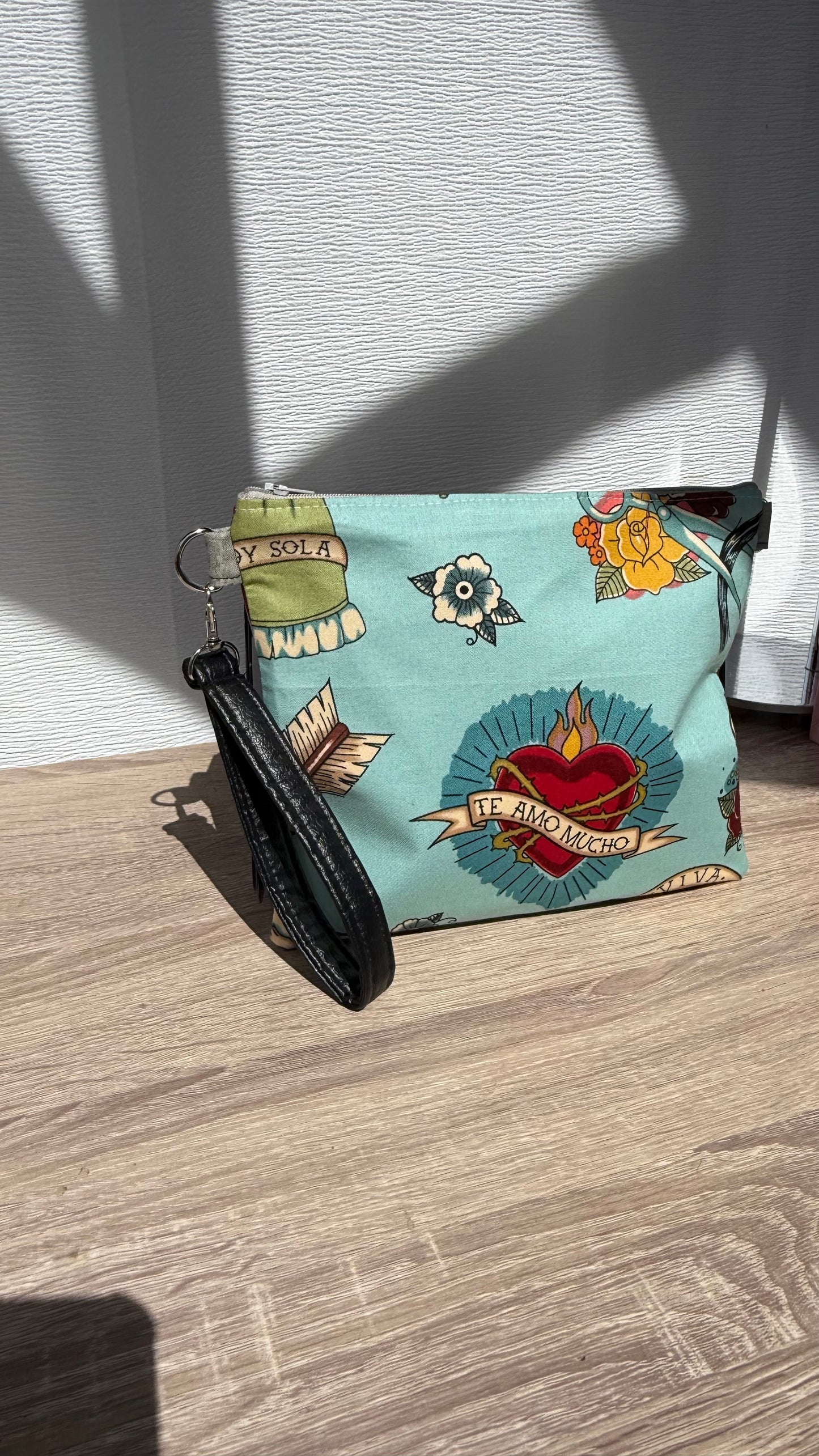Sacred Hearts “Te Amo Mucho” Zipper Bag (blue)