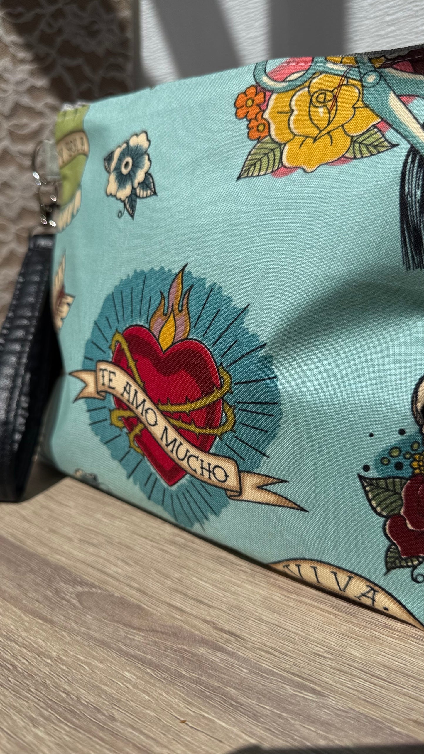 Sacred Hearts “Te Amo Mucho” Zipper Bag (blue)