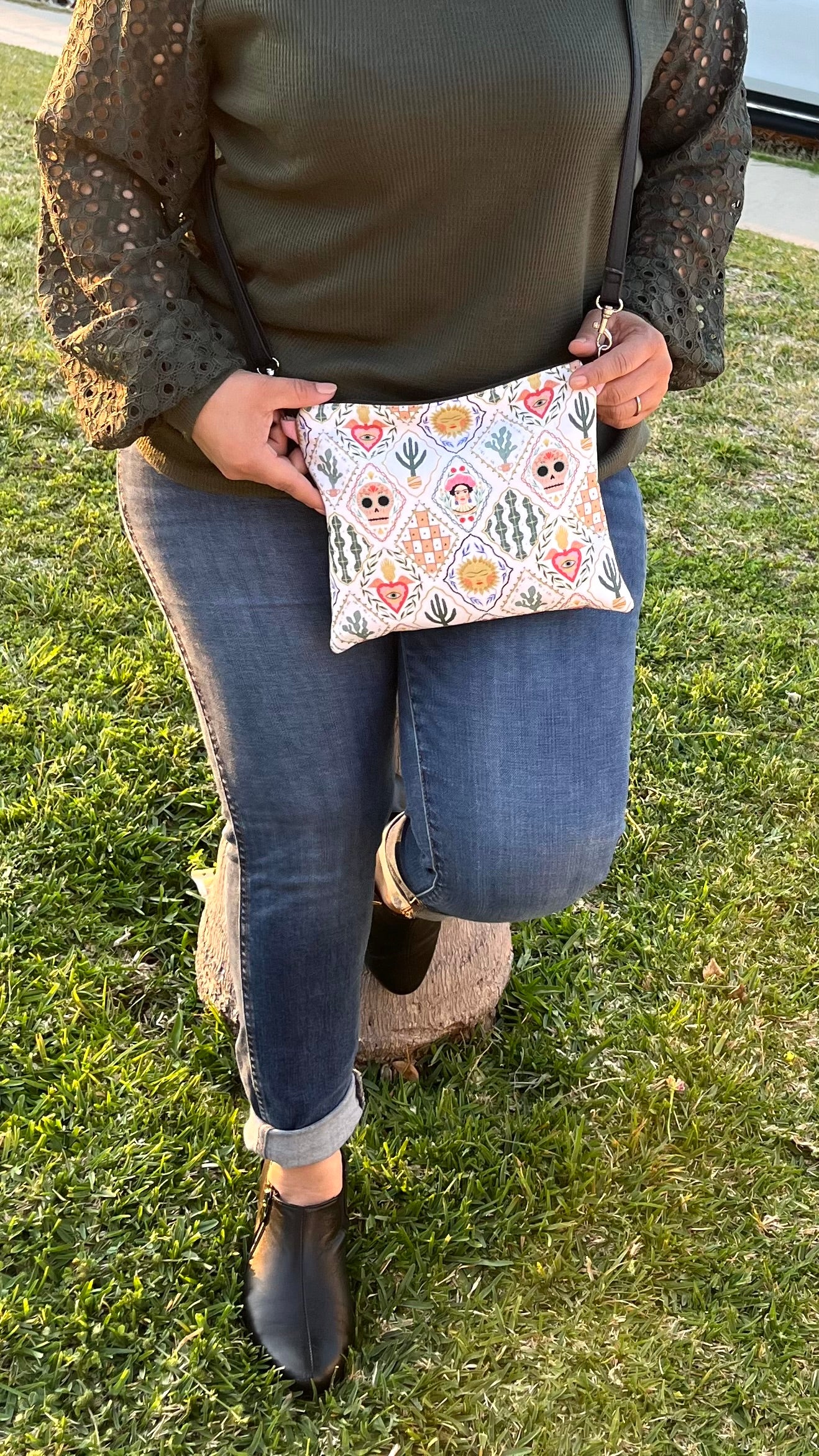 Frida in a garden Zipper Bag