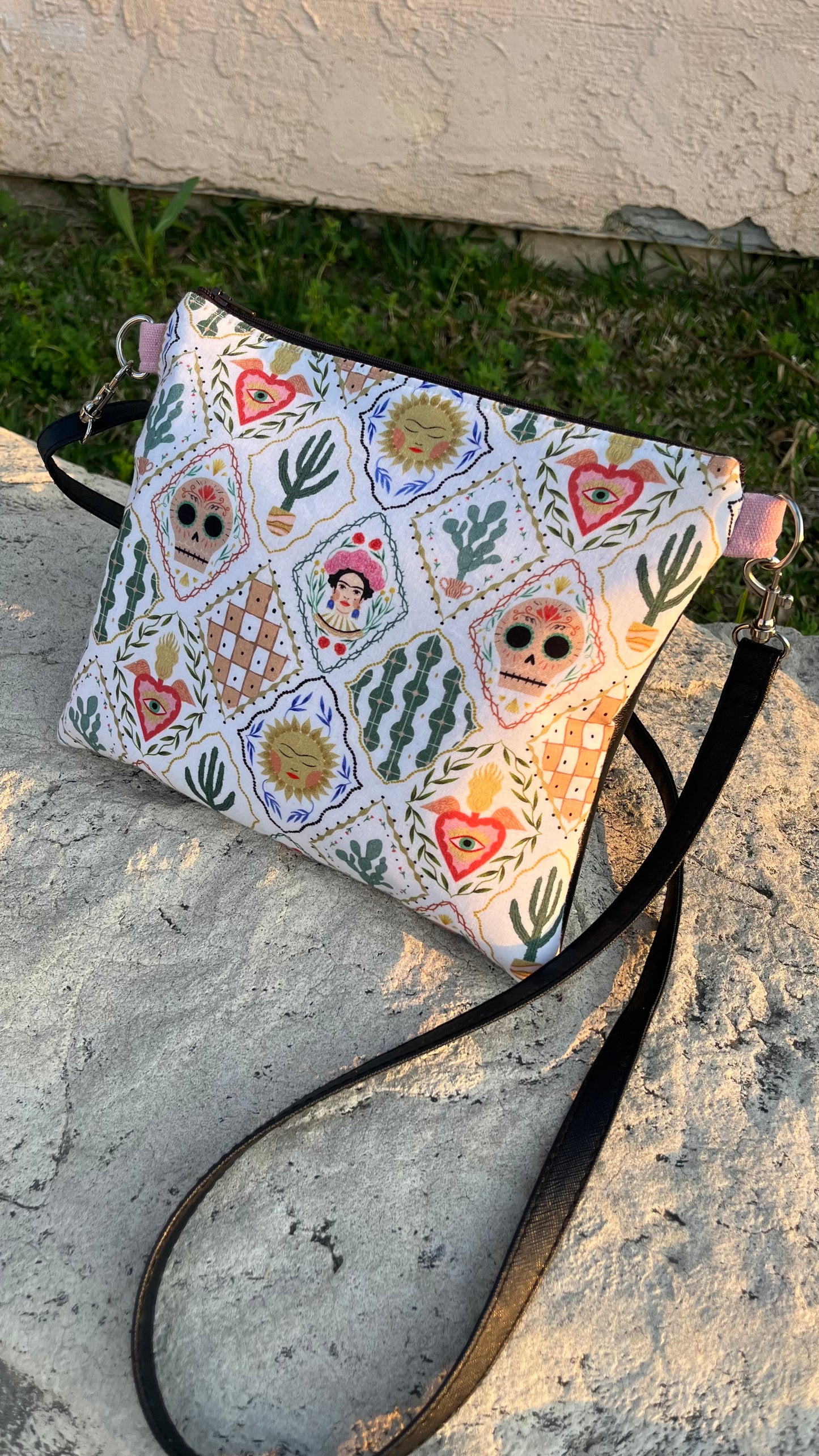 Frida in a garden Zipper Bag