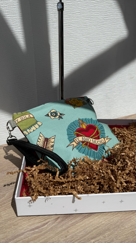 Sacred Hearts “Te Amo Mucho” Zipper Bag (blue)