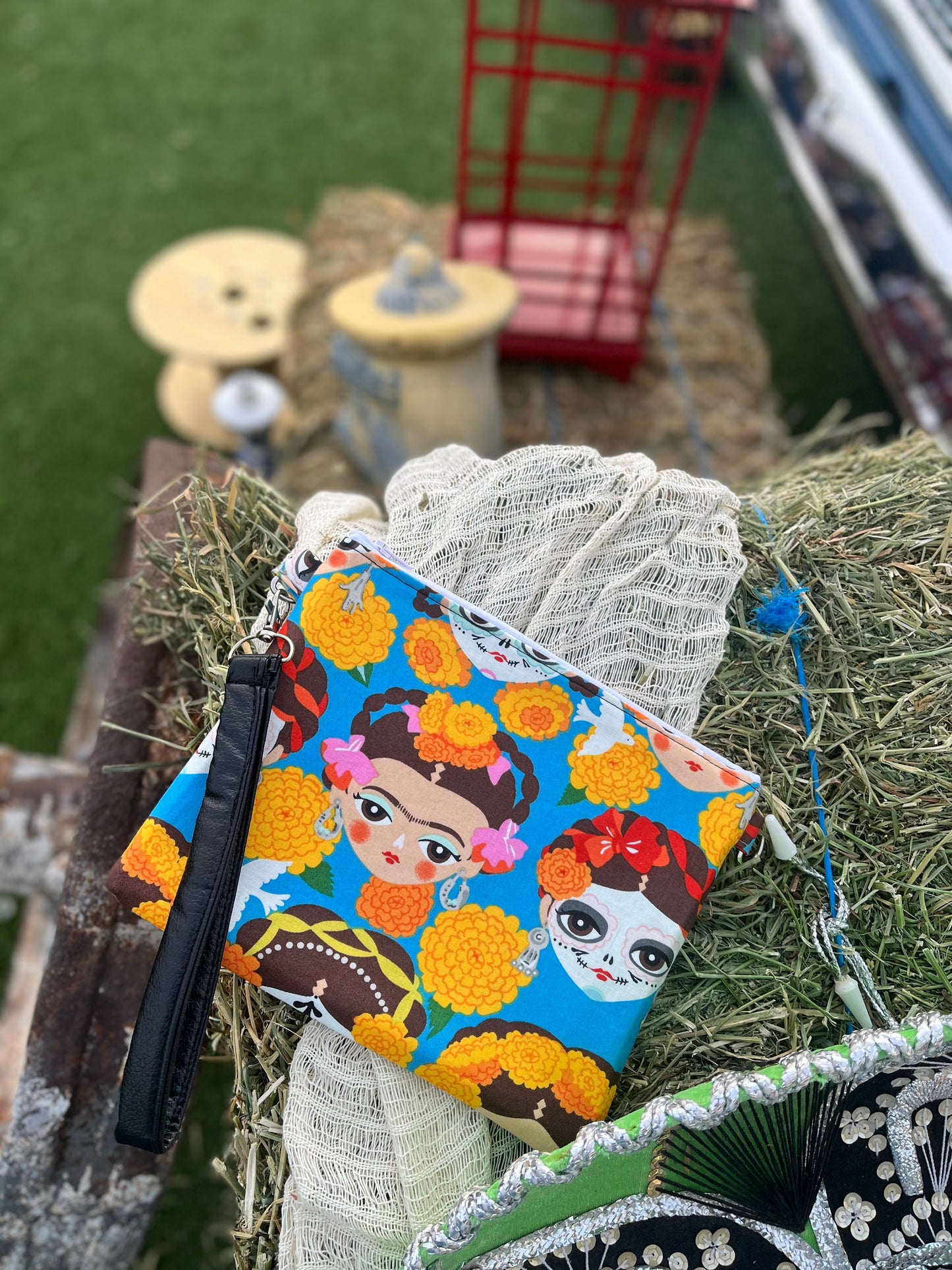 Frida entre Cempasúchiles Zipper Bag